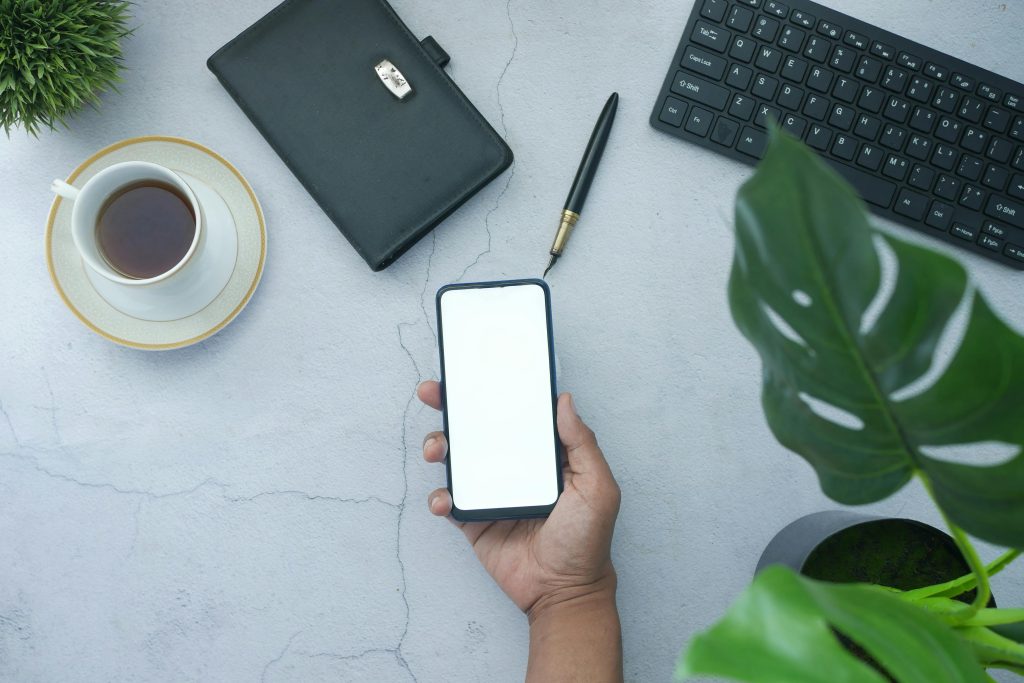 میز کار و تلفن هوشمند